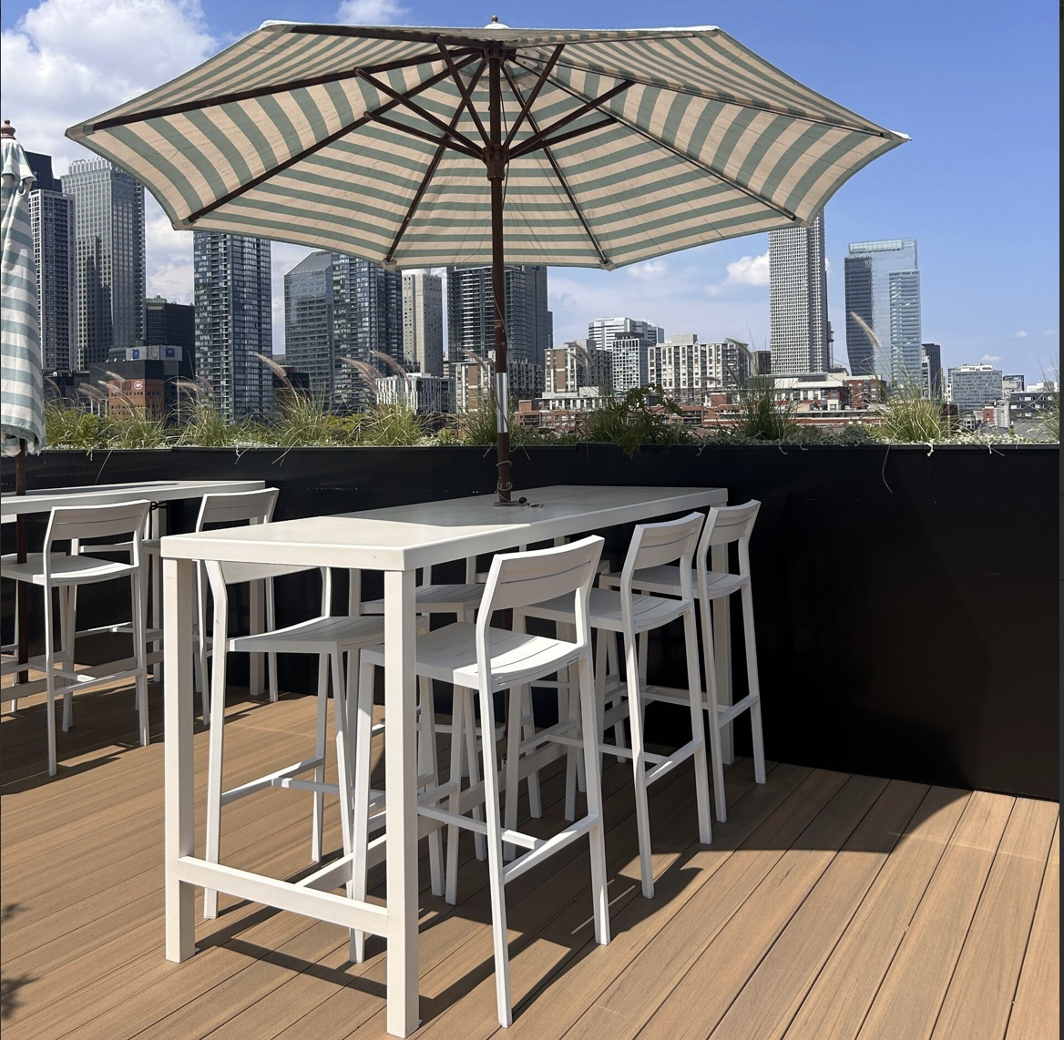 Terrace : High tables 