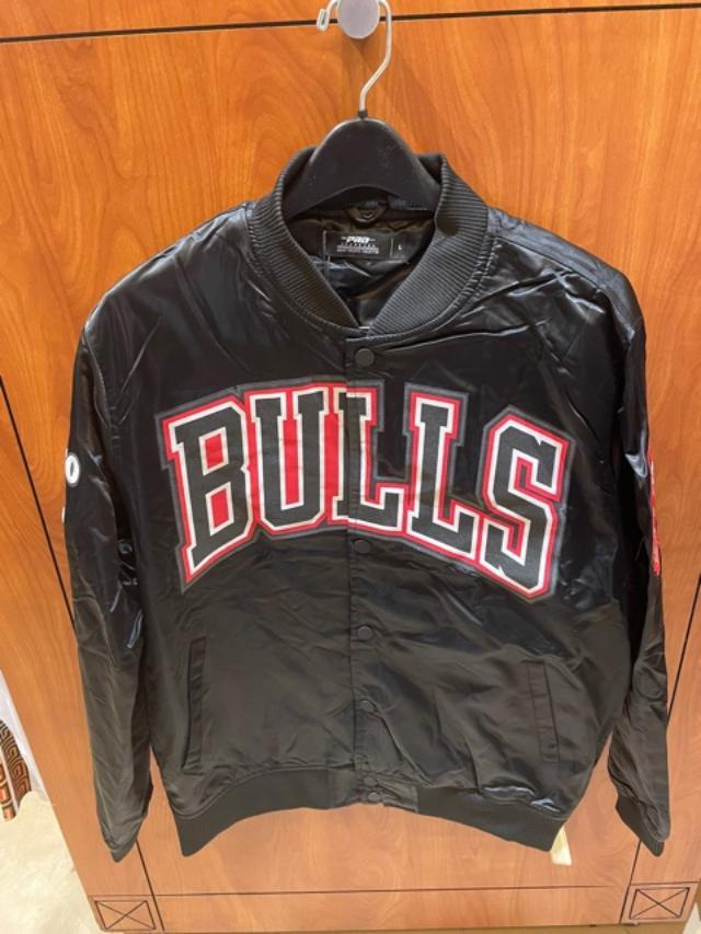 Pro Standard Chicago Bulls Satin Full Snap Jacket Black Red
