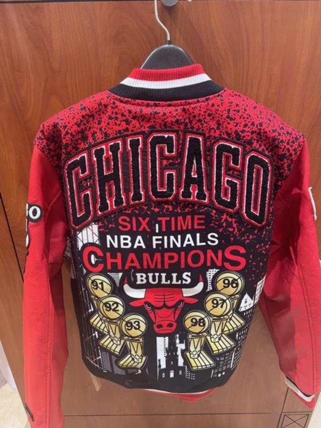PRO STANDARD CHICAGO BULLS SIX TIME CHAMPIONS JACKET RED 